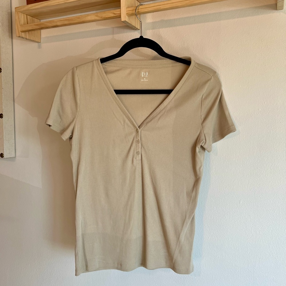 GAP Women's Tan V-Neck Button Short Sleeve Tee